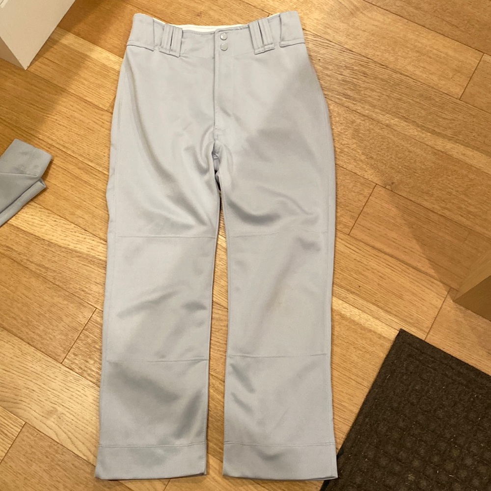Men’s Mizuno gray baseball pants. Size M.